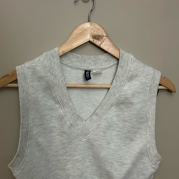 Divided Light Gray V-Neck Crop Top - Picture 4 of 7